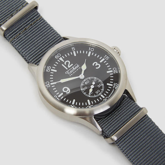 39.5mm field quartz watch with nylon 6 strap in grey colour - Guardwolf